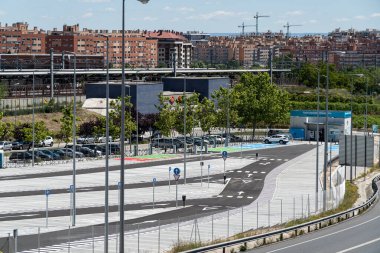 Fuente de la Mora otoparkı Madrid Sanchinarro mahallesindeki Renfe banliyö tren istasyonunun önünde..