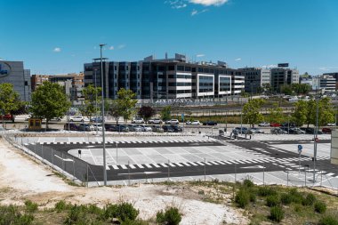 Fuente de la Mora otoparkı Madrid Sanchinarro mahallesindeki Renfe banliyö tren istasyonunun önünde..