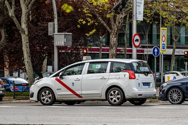 Madrid Spanyol April 2021 Taksi Radio Berhenti Dengan Kendaraan Lain — Stok Foto