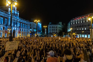 Feminist hareketin mitinginde birçok insan Sol Meydanı, Madrid 'deki tüm feministleri reddetmek için kollarını kaldırdı..