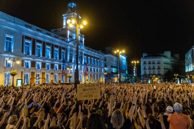 Feminist hareketin mitinginde birçok insan Sol Meydanı, Madrid 'deki tüm feministleri reddetmek için kollarını kaldırdı..