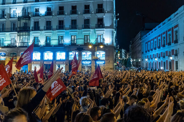 Многие люди поднимают руки на митинге феминистского движения, отвергая всех феминисток на площади Сол в Мадриде.
