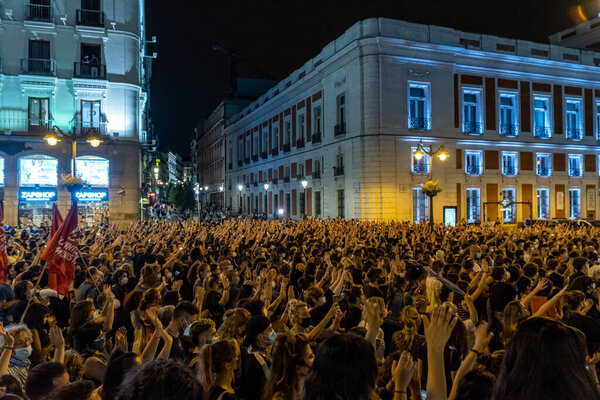 Многие люди поднимают руки на митинге феминистского движения, отвергая всех феминисток на площади Сол в Мадриде.