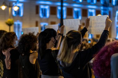Madrid, İspanya. 11 Haziran 2021. Madrid 'deki Sol Meydanı' ndaki tüm kadın cinayetlerine karşı feminist hareketin mitinginde pankartlar.