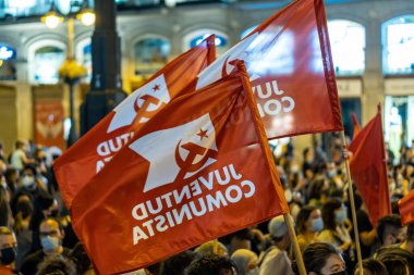 Madrid, İspanya. 11 Haziran 2021. Komünist gençliğin kırmızı bayrakları feminist hareketin mitinginde tüm feministleri reddetmek için Sol Square