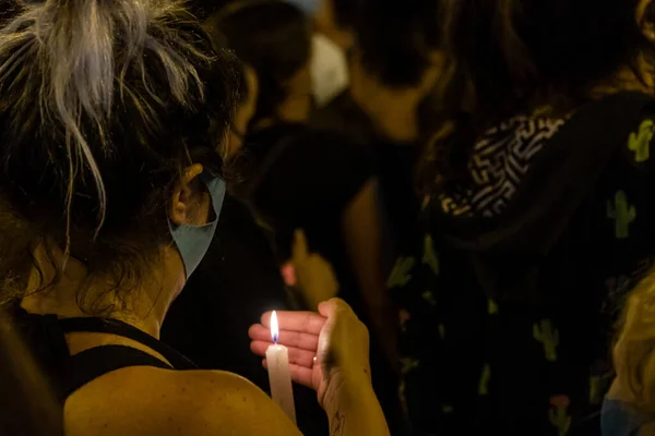 Madrid Spanje Juni 2021 Vrouw Die Kaarsen Vasthoudt Aansteekt Bijeenkomst — Stockfoto