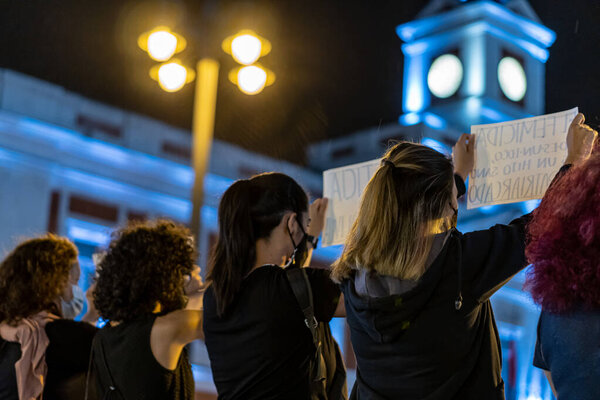 Мадрид, Испания. 11 июня 2021 года. Баннеры на митинге феминистского движения в знак протеста против всех феминисток на площади Сол в Мадриде.