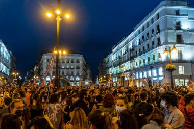 Madrid, İspanya. 11 Haziran 2021. Feminist hareketin Sol Meydanı, Madrid 'deki tüm feministlerin reddedilmesi üzerine yoğunlaşması.