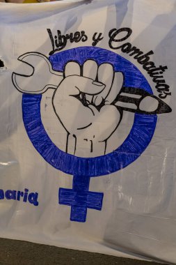 Madrid, İspanya. 11 Haziran 2021. Madrid 'deki Sol Meydanı' ndaki tüm kadın cinayetlerinin reddedildiği feminist hareketin mitingi için bir pankartın yakın çekimi..