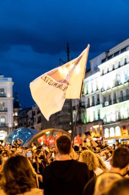 Madrid, İspanya. 11 Haziran 2021. Feminist hareketin mitinginde feminist sembollerin olduğu beyaz bayrak tüm feministlerin Sol meydanını reddediyor..