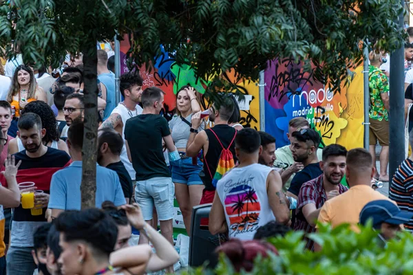 Madrid, İspanya. 3 Temmuz 2021. Çok renkli bayrakları olan bir grup insan, Madrid 'deki Pedro Zerolo Meydanı' nda LGTBI Onur 2021 şenliklerini kutlamak için toplandı..