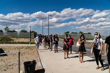 Madrid, İspanya. 7 Temmuz 2021. Madrid 'deki hemşire Isabel Zendal' ın dışında Covid-19 'a karşı aşı olmak için uzun kuyruklar var..