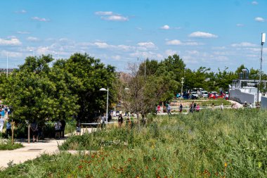 Madrid, İspanya. 7 Temmuz 2021. Madrid 'deki hemşire Isabel Zendal' ın dışında Covid-19 'a karşı aşı olmak için uzun kuyruklar var..