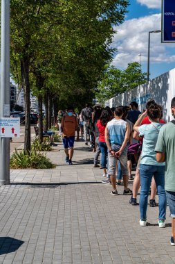 Madrid, İspanya. 7 Temmuz 2021. Madrid 'deki hemşire Isabel Zendal' ın dışında Covid-19 'a karşı aşı olmak için uzun kuyruklar var..