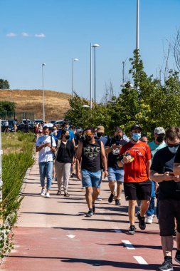 Madrid, İspanya. 7 Temmuz 2021. Madrid 'deki hemşire Isabel Zendal' ın dışında Covid-19 'a karşı aşı olmak için uzun kuyruklar var..
