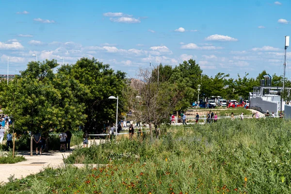 Madrid, İspanya. 7 Temmuz 2021. Madrid 'deki hemşire Isabel Zendal' ın dışında Covid-19 'a karşı aşı olmak için uzun kuyruklar var..