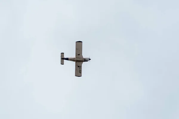 Tegengedraaid Schot Bodem Van Een Wit Propellervliegtuig Dat Door Lucht — Stockfoto