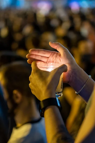 Χέρι Κρατώντας Ένα Αναμμένο Κερί Μια Επίδειξη Των Διαδηλωτών Ανθρώπους — Φωτογραφία Αρχείου