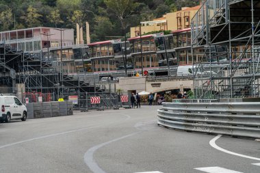 29 Mart 2024. Monako, Monako 'da. Formula 1 sokak pisti Monako Limanı 'ndaki Yüzme Havuzu Şikago' sunun yanında, yarış başlamadan haftalar önce tribünler, bariyerler ve çukur yapıları kuruluyor..