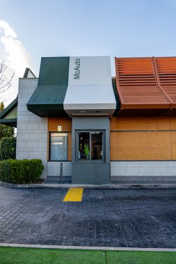 14 Şubat 2026. Madrid, İspanya. Santa Eugenia ve Ensanche de Vallecas semtlerindeki McDonald 's restoranının dış görüntüsü, müşterisi ve aracı yok..