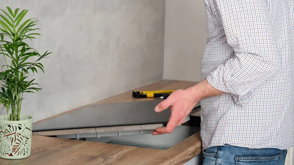 Young Repairman Installs Black Induction Hob Modern White Scandinavian Style — Stock Photo, Image