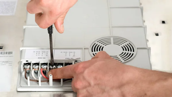 Endüksiyon fırınının elektriksel bağlantısı, lensler, elektrik. Elektrikçi, tamirci, profesyonel tesisat ve mutfak tesisatı..