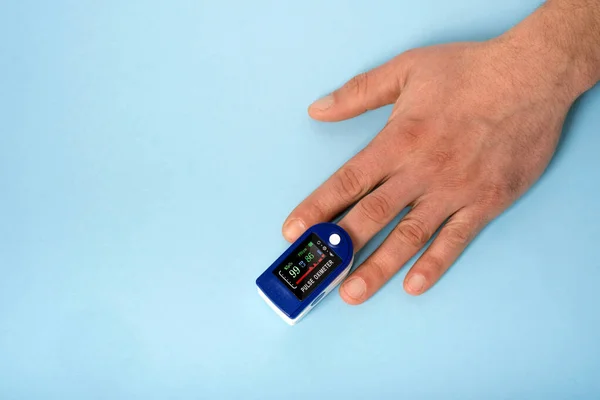 Menselijke Handpulsoximeter Die Wordt Gebruikt Polsslag Zuurstofniveaus Meten Met Medische — Stockfoto