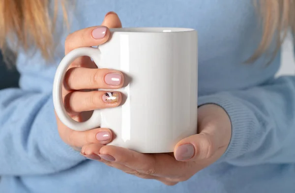 Las Manos Femeninas Sostienen Taza Vacía Blanca Maqueta Para Arriba — Foto de Stock