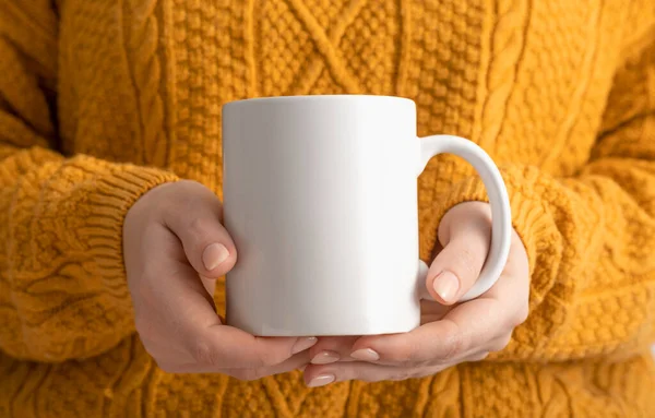 Weibliche Hände Halten Einen Weißen Leeren Becher Eine Tasse Für — Stockfoto