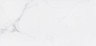 Gri çizgili arka planı olan beyaz taklit mermer. Tasarım ve iç mimari için seramik yapı fayansları.