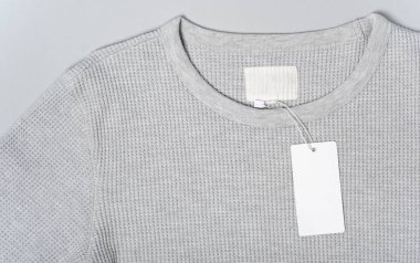 Tasarımınızı yerleştirmek için beyaz giysi etiketi, boş model şablonu. Erkekler için erkek süveteri Gri arka planda pamuk