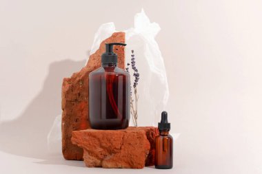 Kırmızı taşa damlatan serumla kahverengi cam şişeyi ve buruşuk kağıtla bej arka planı hazırla. Sabun makineli plastik şişe, duş jeli. Boşluk asitini kopyala, yüz yağını, kolajeni kopyala