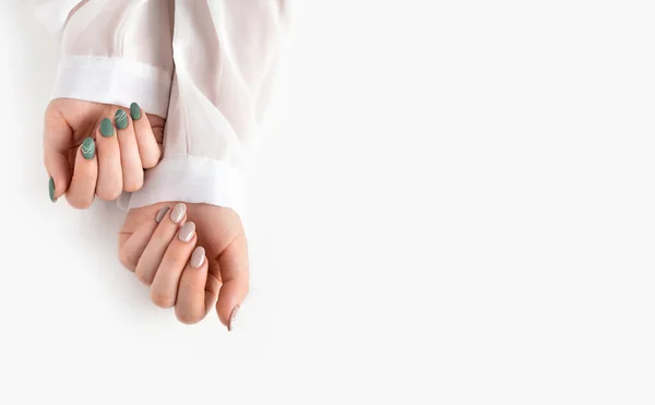 Hände Einer Jungen Frau Mit Grünen Olivmatten Nägeln Und Beige — Stockfoto