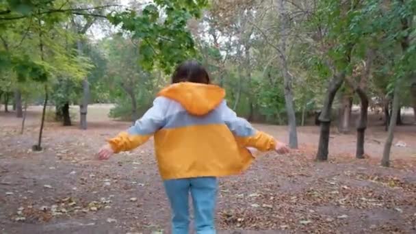 Jeune Femme Aux Cheveux Foncés Courant Les Bras Tendus Intérieur — Video