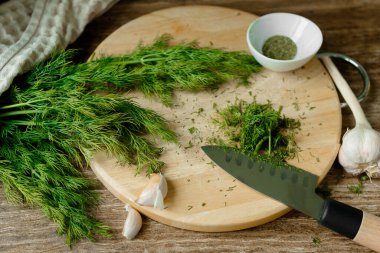 Tahtada taze ve kurumuş dereotu.