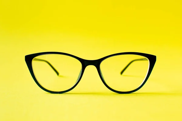 Gafas para visión sobre fondo amarillo — Foto de Stock