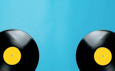 müzik kaydı mavi arka planda yatıyordu