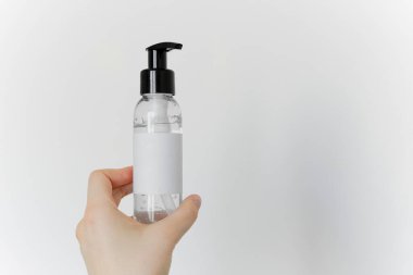 Beyaz arka planda antiseptik jel var.