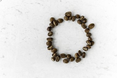 Hafif arkaplanda kahve çekirdekleri