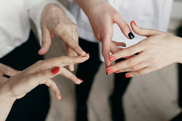 Mãos de todas as mulheres na família em uma foto, mudança geracional — Fotografia de Stock