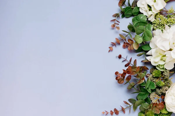 Flores y plantas en forma de marco sobre un marco de fondo lila — Foto de Stock