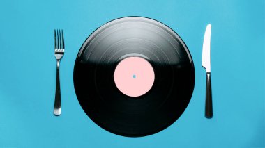 müzik kaydı mavi arka planda yatıyordu