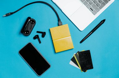 İş yeri dizüstü bilgisayarı, kulaklıklar, telefon, sabit disk, kredi kartları ve diğeri iş için