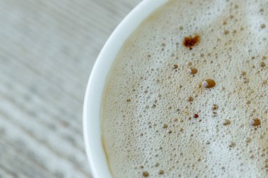 Kahvenin içinde süt köpüğü, içkinin makro fotoğrafı.