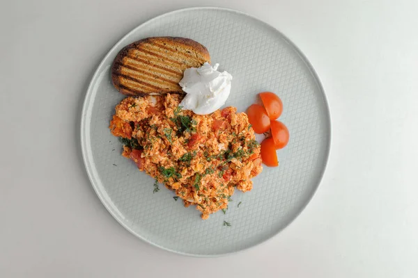 Омлет з помідорами, сиром і бутербродом на білій тарілці на білому тлі Ліцензійні Стокові Зображення