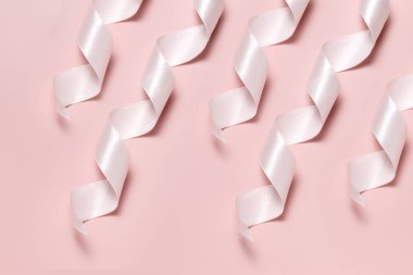 Hediye paketi için pembe kurdeleler.