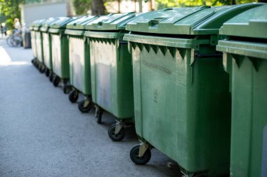 Parktaki atık toplama kutularını ayır. İşleme ve geri dönüşümlü materyaller için atık