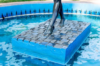 Moskova. - Rusya. 2021 yazında Gorky Park. Çeşmenin ortasında heykel var. Mavi bir çeşmede kadın ayağı ve su.