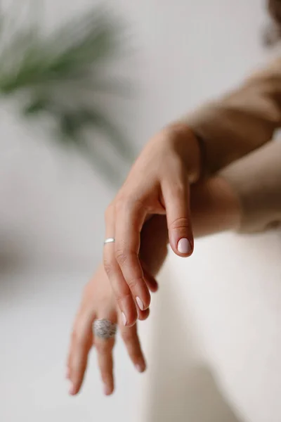 Belas mãos femininas com manicure rosa — Fotografia de Stock