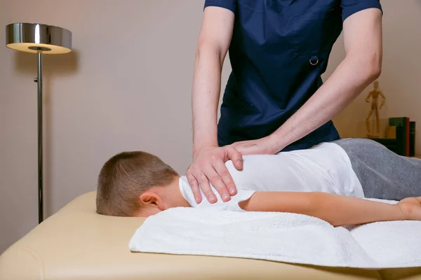 Лікар остеопат масажист лікує хребет після травми, мануальна терапія для дитини Ліцензійні Стокові Фото